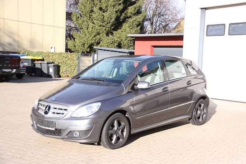 Grau Gebraucht 2009 Mercedes 200 Limousine | 5.990 € (Fairer Preis) - Bild 1/4