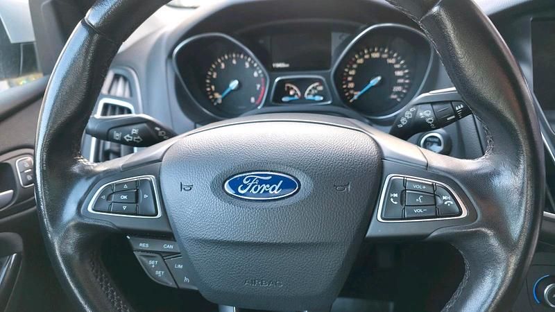 Gebraucht Ford Focus Titanium 125 PS (91 kW) 2018 Grau Kombi