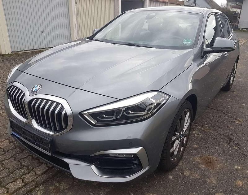 Skyscraper grau metallic Gebraucht 2022 BMW 120 Luxury Line Kleinwagen | 27.900 € (Guter Preis) - Bild 1/4
