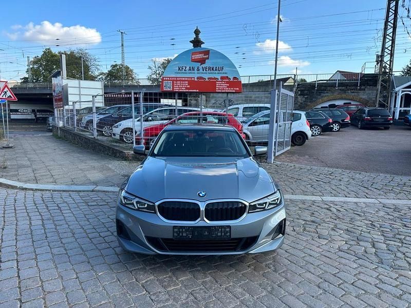 Grau Gebraucht 2022 BMW 318 Shadowline Limousine | 20.990 € (Fairer Preis) - Bild 1/4