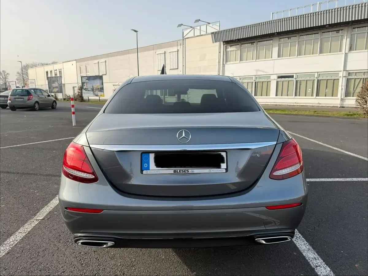 Gebraucht Mercedes E220 Night 194 PS (142 kW) 2018 Grau Limousine