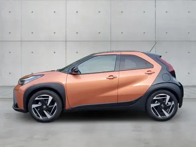 Neu Toyota Aygo X Lounge 116 PS (85 kW) 2026 4t4)/ black mica (209) (braun SUV