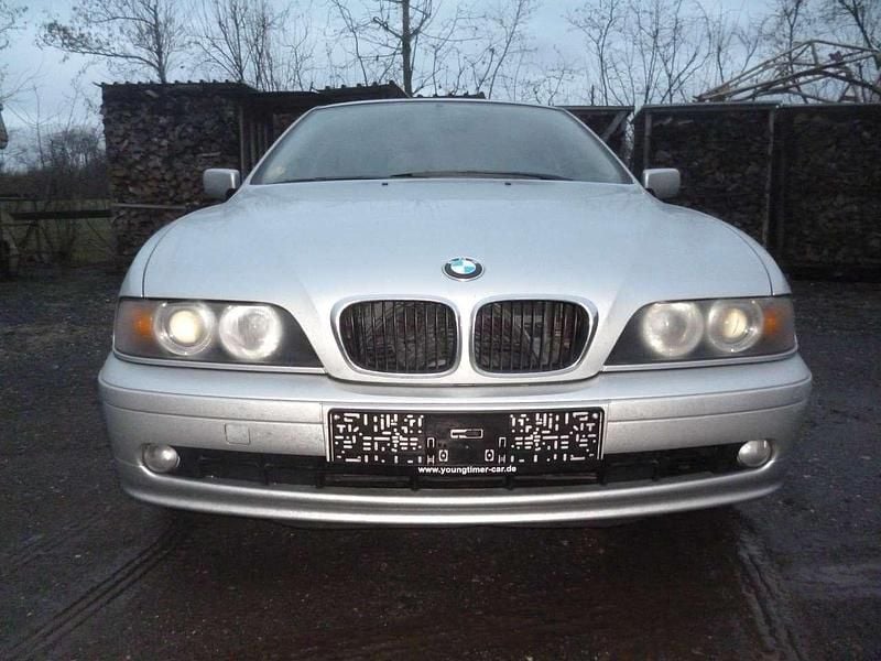 Titansilber Gebraucht 2001 BMW 520 Limousine | 3.490 € (Fairer Preis) - Bild 1/4