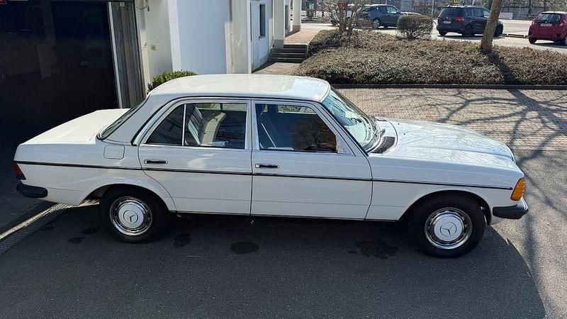 Gebraucht Mercedes 200 109 PS (80 kW) 1981 Weiß Limousine