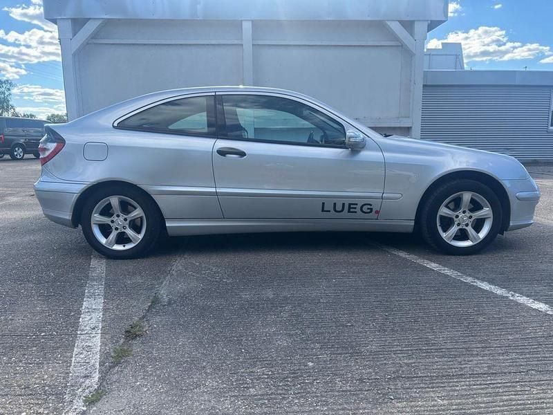 Silber Gebraucht 2007 Mercedes CLC200 Kleinwagen | 4.099 € - Bild 1/4