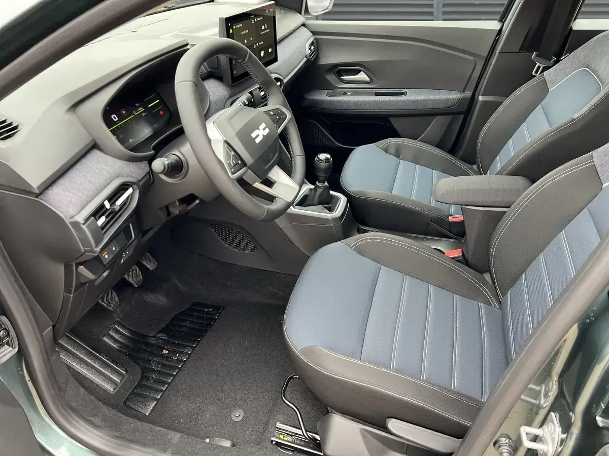 Neu Dacia Sandero Journey 101 PS (74 kW) 2026 Grün (zedergrün) Kleinwagen
