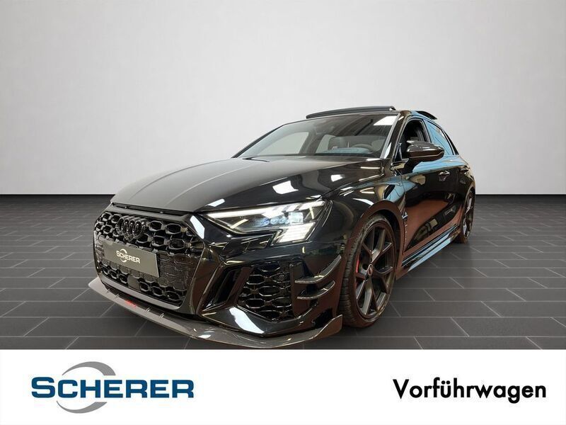 Mythosschwarz metallic (metallic) Gebraucht 2024 Audi RS3 Sportback Comfort Kleinwagen | 94.990 € - Bild 1/4
