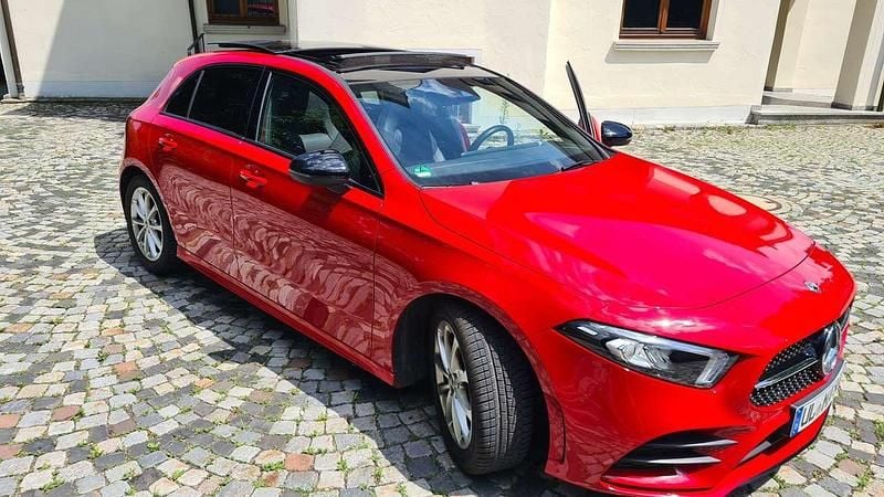 Rot Gebraucht 2018 Mercedes A200 AMG line Limousine | 26.990 € (Fairer Preis) - Bild 1/4