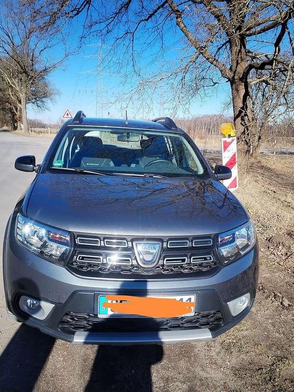 Grau Gebraucht 2018 Dacia Sandero Stepway Kleinwagen | 13.300 € - Bild 1/4