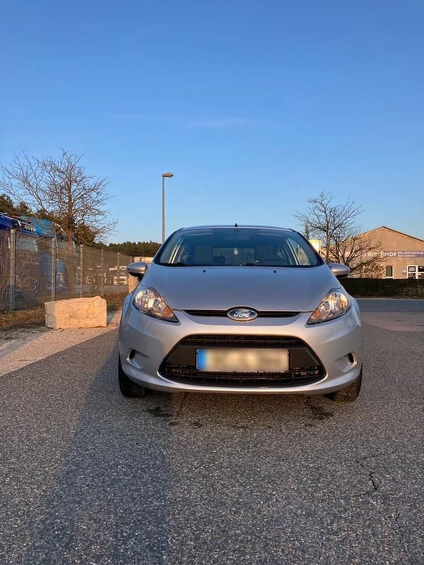 Gebraucht Ford Fiesta Trend 82 PS (60 kW) 2009 Silber Kleinwagen