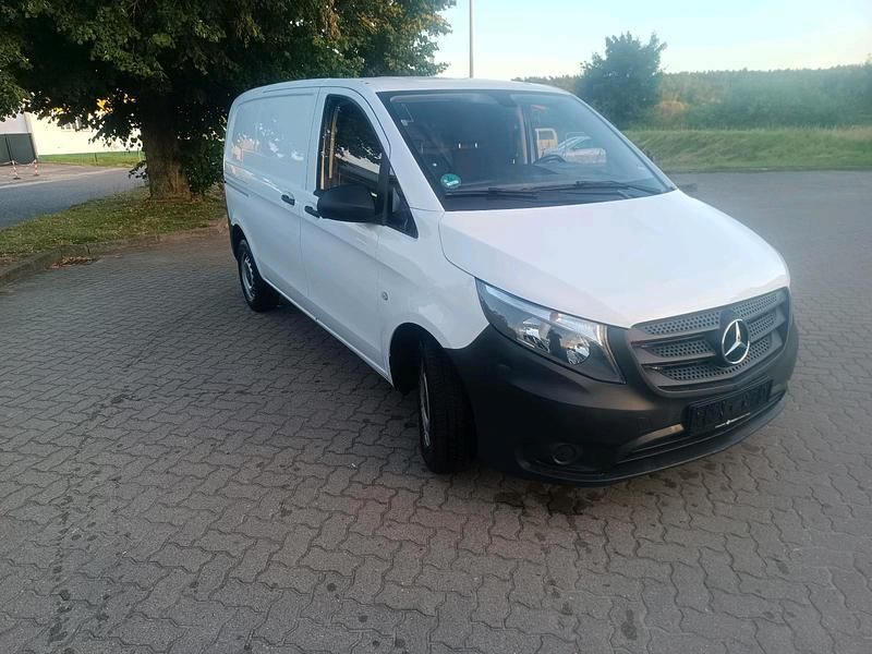 Weiß Gebraucht 2015 Mercedes Vito Van / Kleinbus | 9.900 € (Superpreis) - Bild 1/4