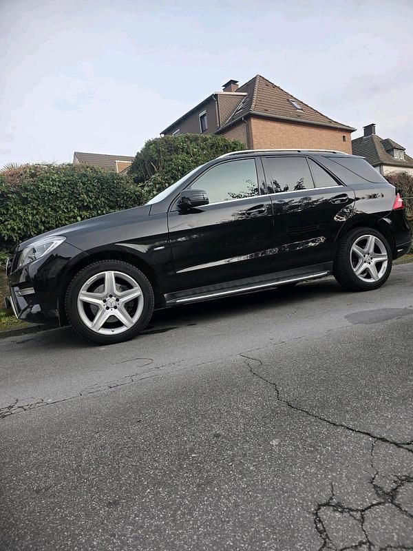 Schwarz Gebraucht 2012 Mercedes ML350 SUV | 19.500 € - Bild 1/4