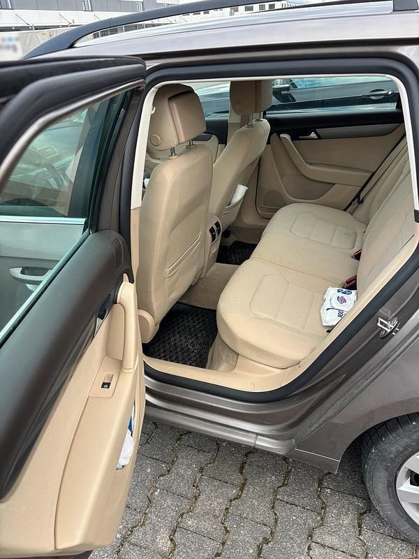 Gebraucht VW Passat 140 PS (102 kW) 2011 Violet Kombi