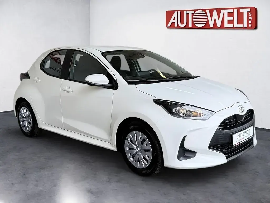Gebraucht Toyota Yaris Basis 72 PS (52 kW) 2022 Weiß Kleinwagen