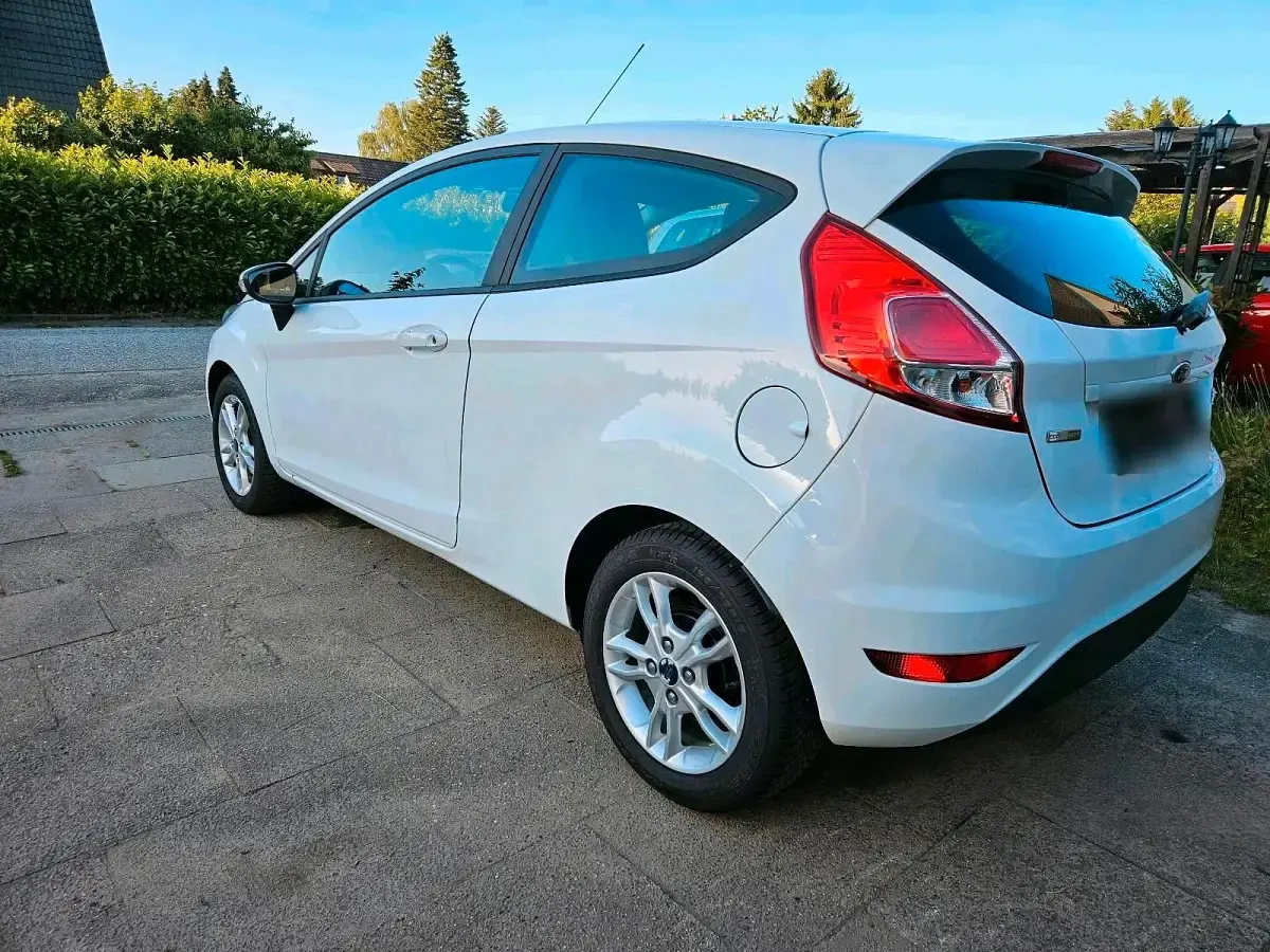Gebraucht Ford Fiesta 100 PS (73 kW) 2015 Weiß Kleinwagen