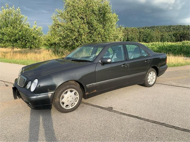 Schwarz Gebraucht 1999 Mercedes E220 Limousine | 5.500 € - Bild 1/4