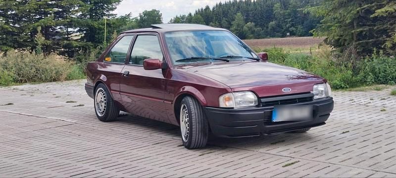 Rot Gebraucht 1990 Ford Escort Kleinwagen | 5.000 € - Bild 1/4