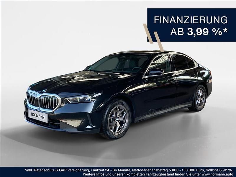 Saphirschwarz metallic Gebraucht 2024 BMW 520 Comfort Edition Limousine | 49.890 € (Fairer Preis) - Bild 1/3
