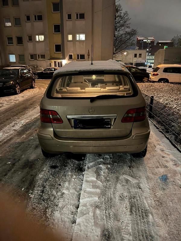 Gold Gebraucht 2006 Mercedes 200 Limousine | 3.100 € (Fairer Preis) - Bild 1/4