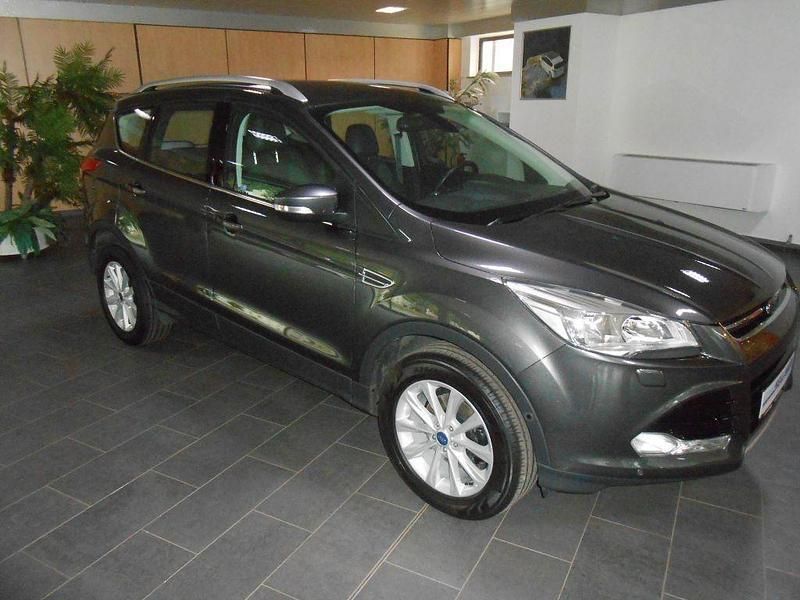Grau Gebraucht 2015 Ford Kuga Titanium SUV | 12.950 € (Etwas zu teuer) - Bild 1/4