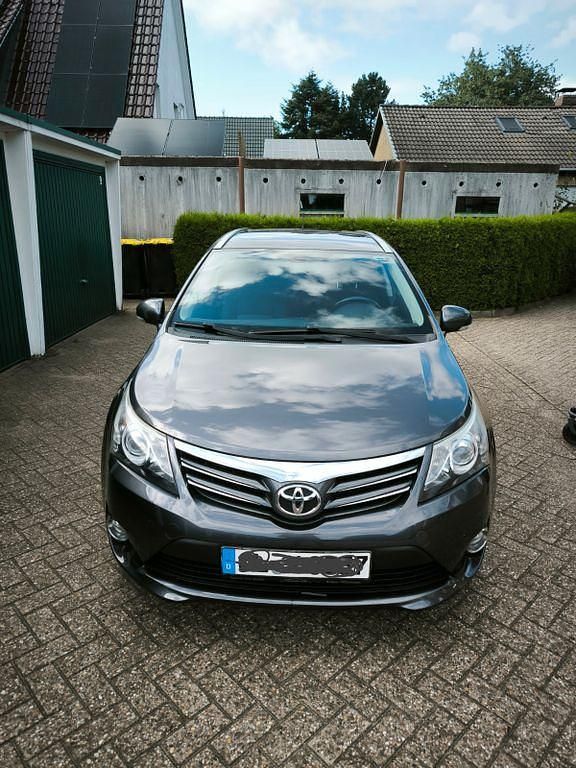 Grau Gebraucht 2013 Toyota Avensis Comfort Kombi | 7.900 € (Fairer Preis) - Bild 1/4