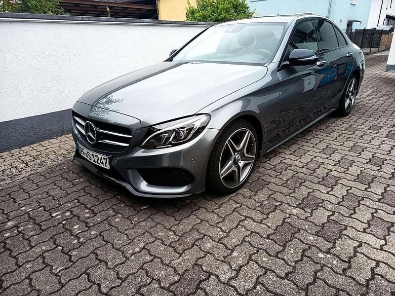 Grau Gebraucht 2018 Mercedes C300 AMG line Limousine | 24.500 € (Guter Preis) - Bild 1/4