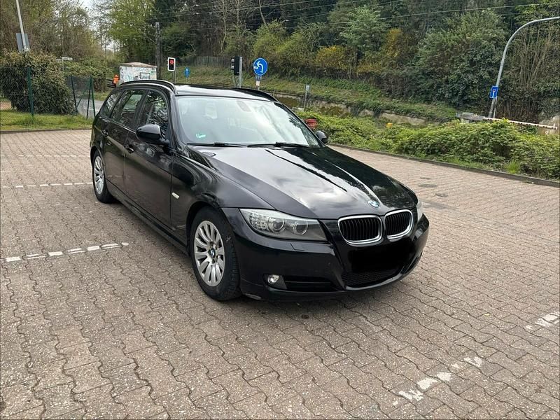 Gebraucht BMW 320 184 PS (135 kW) 2011 Schwarz Kombi