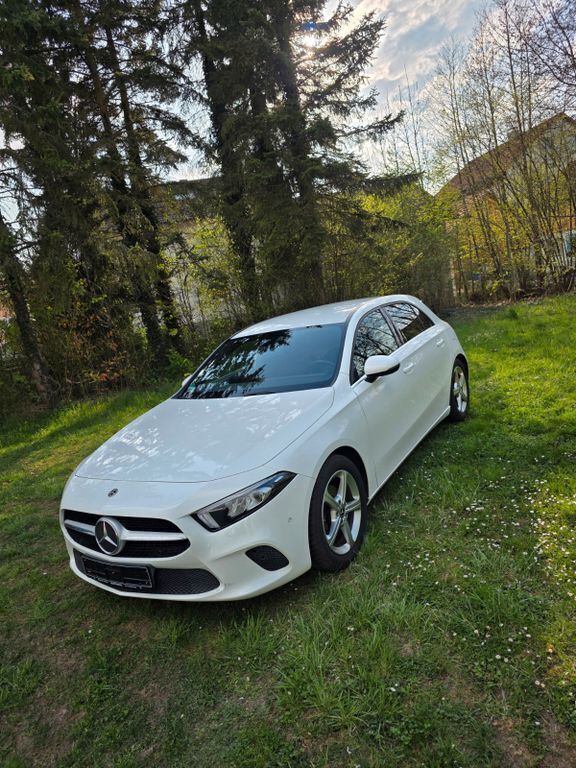 Weiß Gebraucht 2018 Mercedes A180 Edition 1 Limousine | 18.500 € (Guter Preis) - Bild 1/4