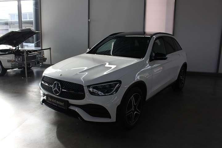 Weiß Gebraucht 2020 Mercedes GLC200 AMG SUV | 39.900 € (Fairer Preis) - Bild 1/4