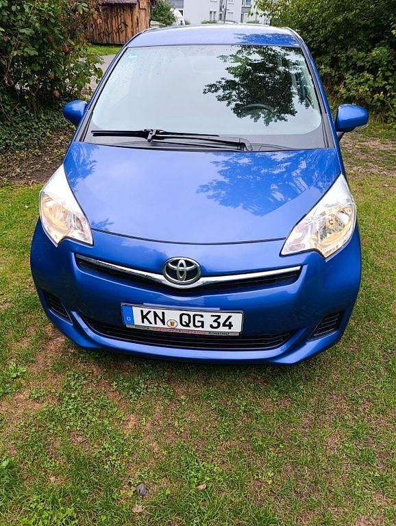 Blau Gebraucht 2013 Toyota Verso-S Comfort Van / Kleinbus | 7.500 € (Guter Preis) - Bild 1/4