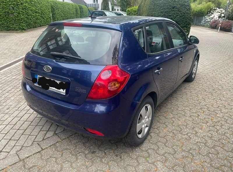 Second-hand Kia Ceed EX 109 CP (80 kW) 2007 Albastru Hatchback