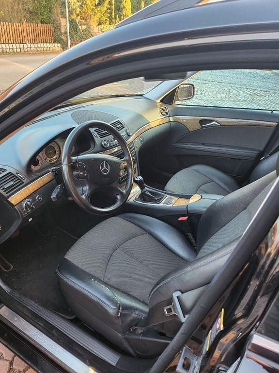 Gebraucht Mercedes E220 Avantgarde 170 PS (125 kW) 2007 Schwarz Limousine