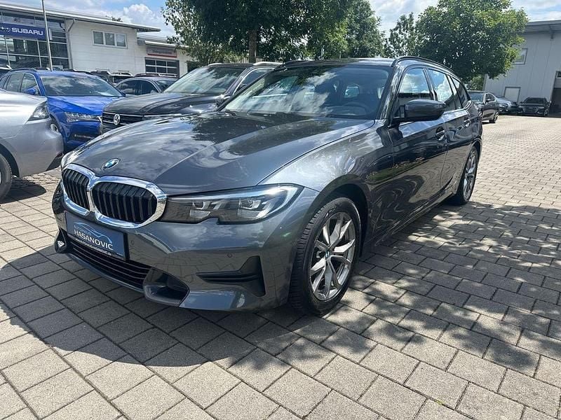 Grau Gebraucht 2022 BMW 320 Sport Line Limousine | 29.900 € (Guter Preis) - Bild 1/4