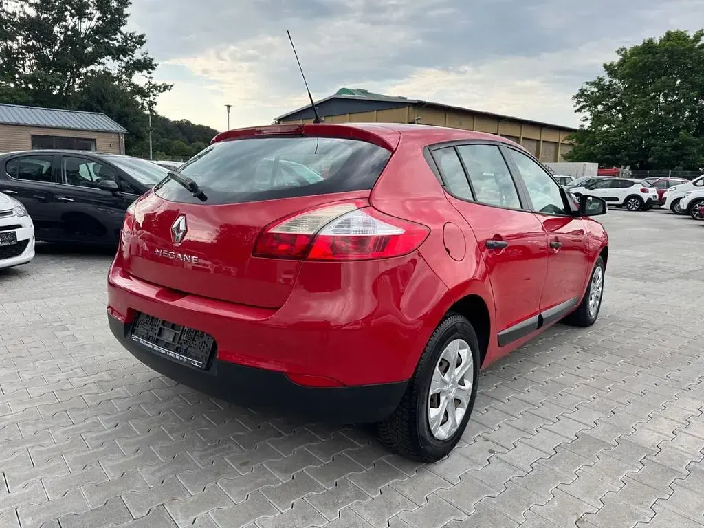 Gebraucht Renault Mégane III Authentique 101 PS (74 kW) 2011 Rot Limousine