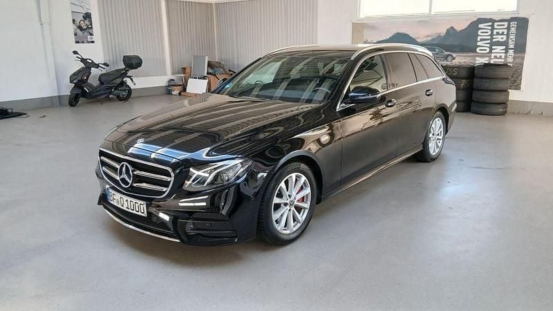 Gebraucht Mercedes E220 AMG line 194 PS (142 kW) 2020 Schwarz Limousine