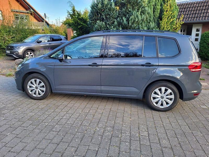 Grau Gebraucht 2021 VW Touran Comfortline Van / Kleinbus | 19.800 € (Superpreis) - Bild 1/4