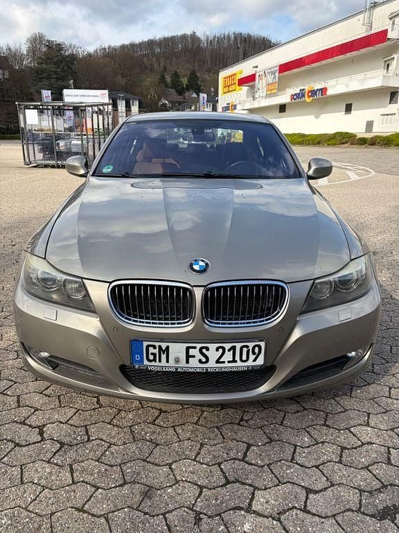 Gebraucht BMW 320 177 PS (130 kW) 2009 Gold Limousine
