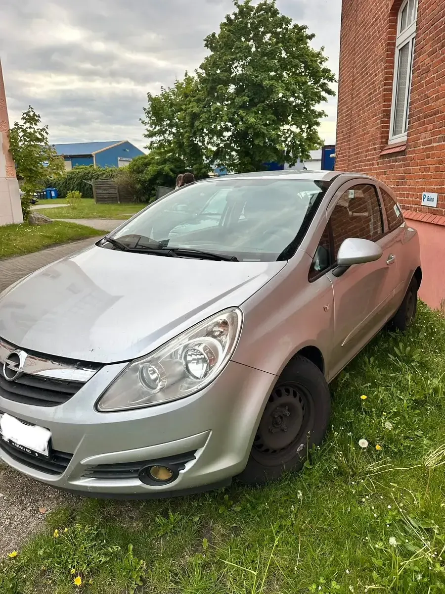 Usado Opel Corsa 80 HP (58 kW) 2007 Prateado Citadino