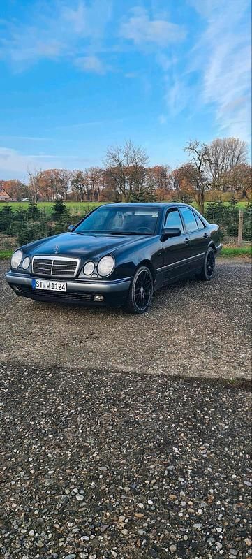 Schwarz Gebraucht 1996 Mercedes E280 Limousine | 3.700 € (Fairer Preis) - Bild 1/4