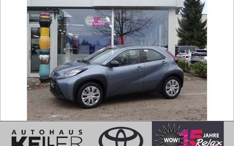 Celestite grey metallic Neu 2024 Toyota Aygo Play Kleinwagen | 19.890 € - Bild 1/4