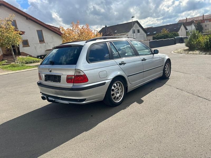 Silber Gebraucht 2002 BMW 320 Kombi | 1.799 € (Superpreis) - Bild 1/4