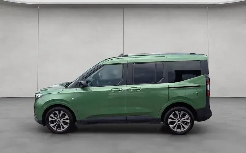 Gebraucht Ford Tourneo Courier Titanium 125 PS (91 kW) 2024 Grün metallic Van / Kleinbus