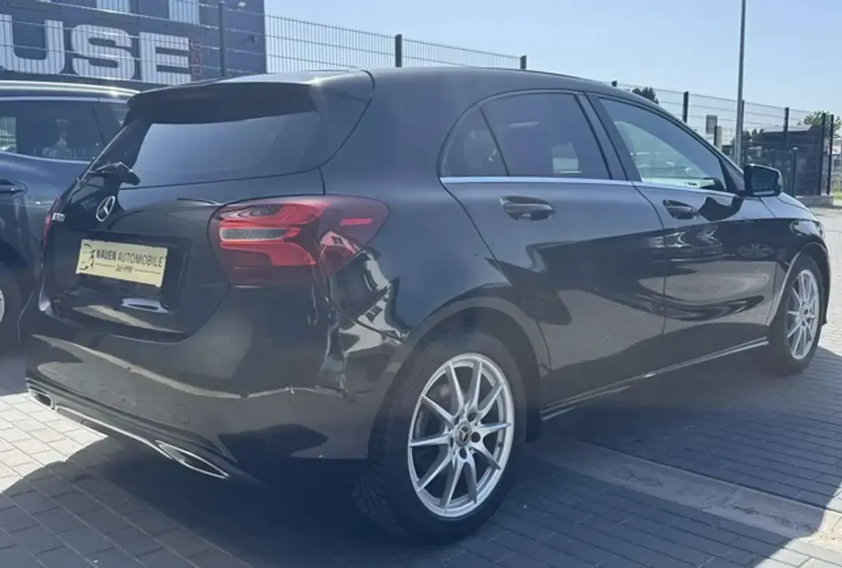 Gebraucht Mercedes A180 109 PS (80 kW) 2016 Schwarz Limousine