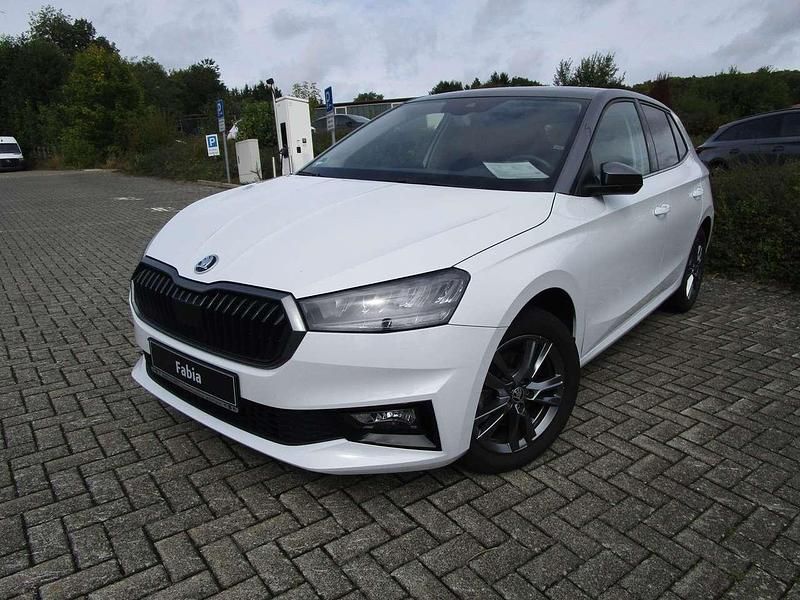 Weiß Gebraucht 2023 Skoda Fabia Style Kleinwagen | 19.490 € (Fairer Preis) - Bild 1/4
