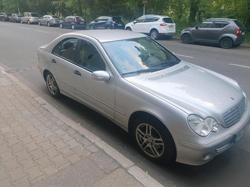 Grau Gebraucht 2006 Mercedes C180 Limousine | 3.000 € (Guter Preis) - Bild 1/4