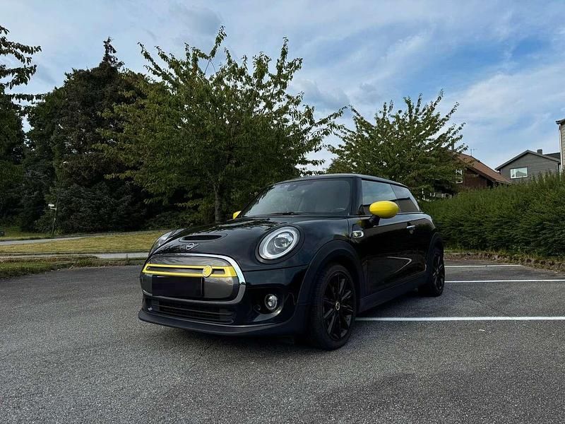 Schwarz Gebraucht 2020 Mini Cooper SE Kleinwagen | 14.590 € (Etwas zu teuer) - Bild 1/4