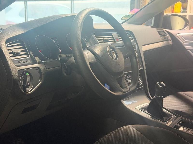 Gebraucht VW Golf VII Trendline 110 PS (80 kW) 2018 Grau Limousine