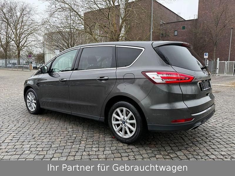 Gebraucht Ford S-MAX Titanium 179 PS (131 kW) 2018 Grau Van / Kleinbus