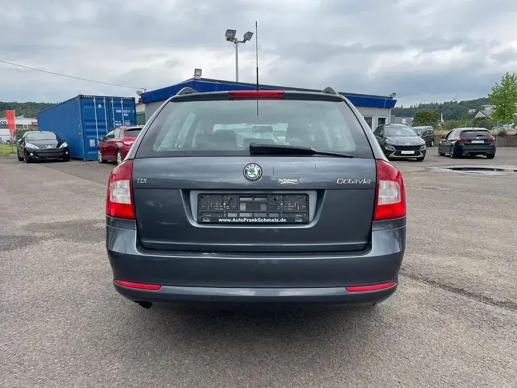 Gebraucht Skoda Octavia Ambiente 105 PS (77 kW) 2011 Grau Kombi