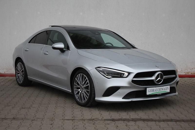 Iridiumsilber metalliclack 775u (metallic) Gebraucht 2021 Mercedes CLA200 Progressive Coupé | 28.685 € (Fairer Preis) - Bild 1/4